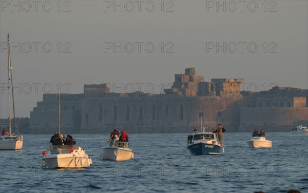 France, Basse Normandie, Manche, Cotentin, Cherbourg, navires de plaisance naviguant dans le rade, lever de soleil, navigation, loisir, voiliers, fort de l'ile pelee au fond,