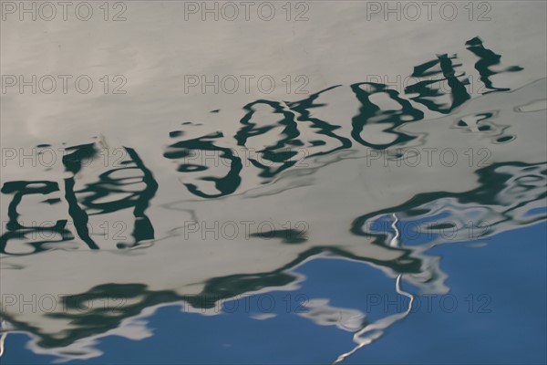 France, Basse Normandie, Manche, Cotentin, Cherbourg, port chantereyne, plaisance, voiliers, navigation, reflet d'une coque dans l'eau