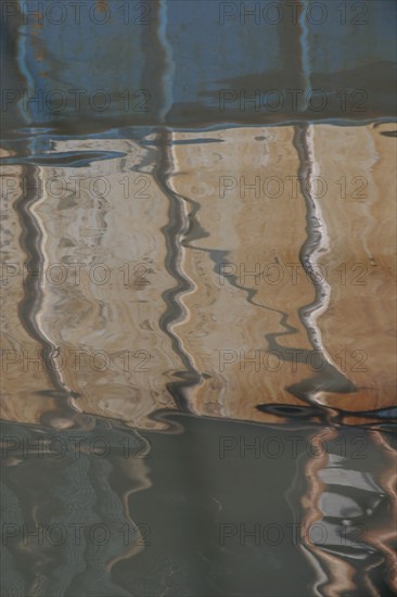 France, Basse Normandie, Manche, Cotentin, Cherbourg, bassin du commerce, centre de maree, reflet de l'arriere d'un chalutier dans l'eau,