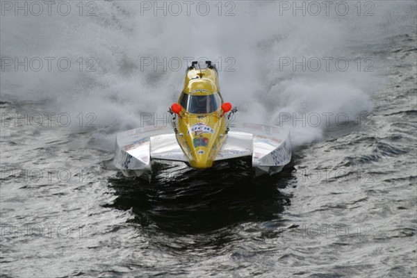 France, Haute Normandie, Seine Maritime, Rouen, 24 heures motonautiques
chaque 1er mai, la Seine, sport mecanique, motonautisme, gerbes d'eau, 
bolides,