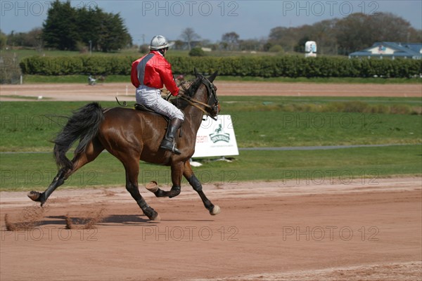 France, Basse Normandie, Manche, Cotentin, Cherbourg, hippodrome de la glacerie, courses de trot, hippisme, cheval trotteur, trot monte, cavalier,