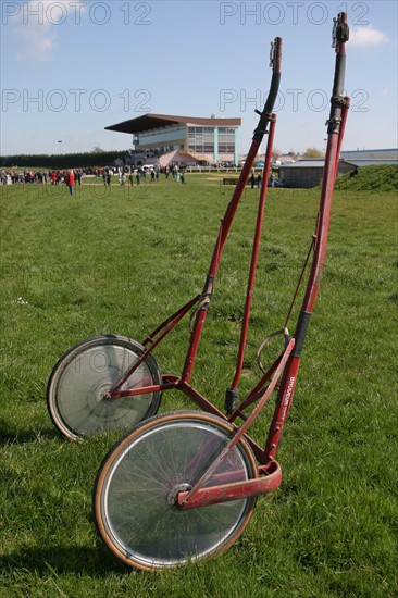 France, Basse Normandie, Manche, Cotentin, Cherbourg, hippodrome de la glacerie, courses de trot, hippisme, cheval trotteur, sulky dans l'herbe,