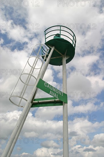 France, Haute Normandie, Seine Maritime, vallee de la Seine, signalisation du bord du fleuve, caumont aval, ciel nuageux,