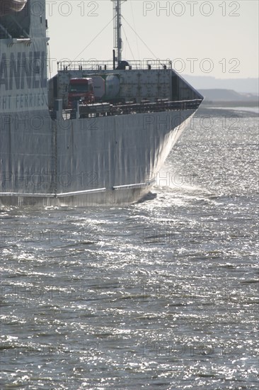 France, Haute Normandie, Seine Maritime, vallee de la Seine, entre pont de Normandie et Tancarville, cargo en Seine, ecume et vagues, porte conteneurs, container,