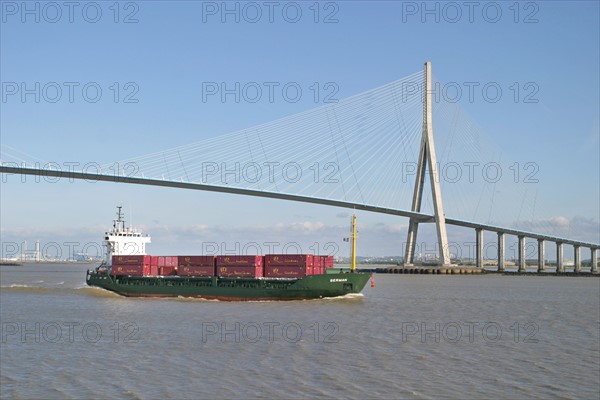 France, Haute Normandie, Seine Maritime, pont de Normandie, cargo passant sous le pont, la Seine, porte conteneurs, container,