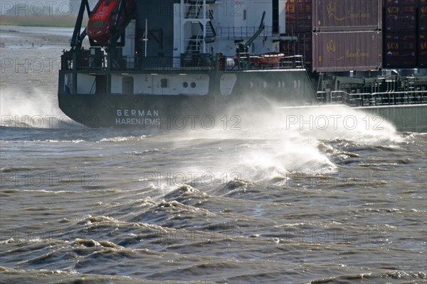 France, Haute Normandie, Seine Maritime, vallee de la Seine, entre pont de Normandie et Tancarville, cargo en Seine, ecume et vagues,