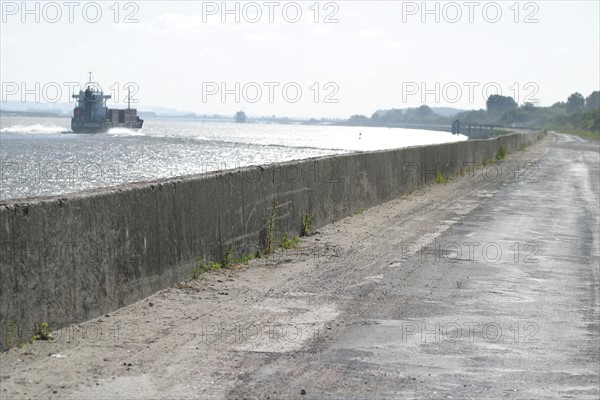 France, Haute Normandie, Seine Maritime, vallee de la Seine, entre pont de Normandie et Tancarville, cargo en Seine, chemin de halage,