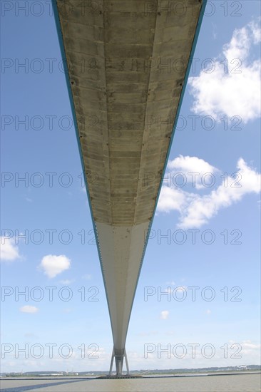 France, Haute Normandie, Seine Maritime, pont de Normandie, brouillard, sous le pont, fleuve, ciel nuageux,