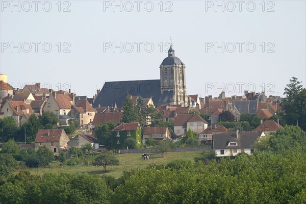 France, Basse Normandie, orne, perche, belleme, vue generale sur la butte et le village, eglise, maisons,