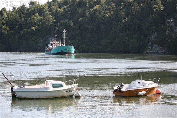 France, Bretagne, Finistere sud, Cornouaille, l'odet au niveau des vire court, cargo caboteur en route et petits bateaux amarres,