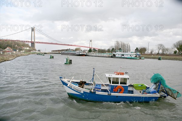 France, Haute Normandie, Seine Maritime, vallee de la Seine, pont de Tancarville, ecluses de Tancarville, bateau,