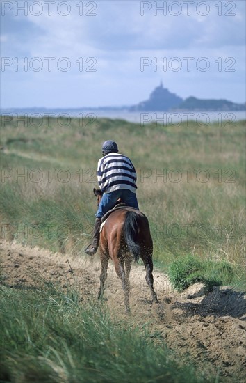 France, Basse Normandie, Manche, pays de la baie du Mont-Saint-Michel, dragey, cheval a l'entrainement dans les dunes,