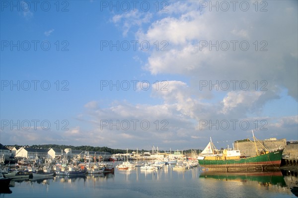 France, Bretagne, Finistere sud, Cornouaille, Concarneau, la ville close, fortification vauban, le port de peche autour de la ville close, bateau musee a droite, chalutier hemerica, ciel nuageux, bateaux, panorama,