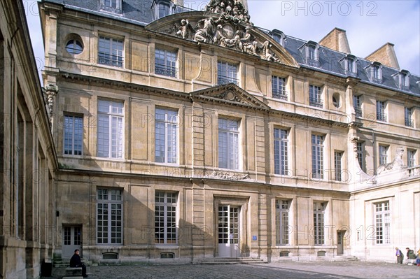 France, Paris 3e, le marais, rue de thorigny, hotel particulier, musee picasso, facade sur cour, paves,