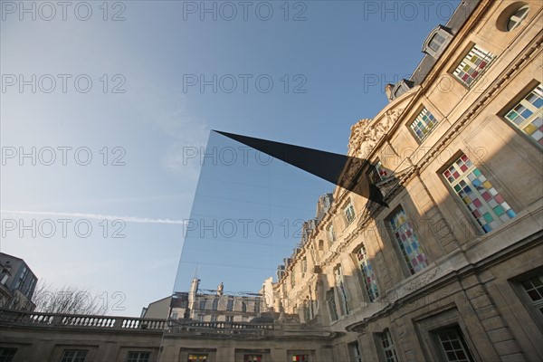 France, Paris 3e arrondissement, quartier du Marais, rue de Montmorency, Hotel Sale, musee Picasso, la coupure, installation de Daniel Buren, miroir, facade sur cour, echafaudage