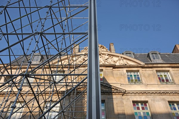 France, Paris 3e arrondissement, quartier du Marais, rue de Montmorency, Hotel Sale, musee Picasso, la coupure, installation de Daniel Buren, miroir, facade sur cour, echafaudage