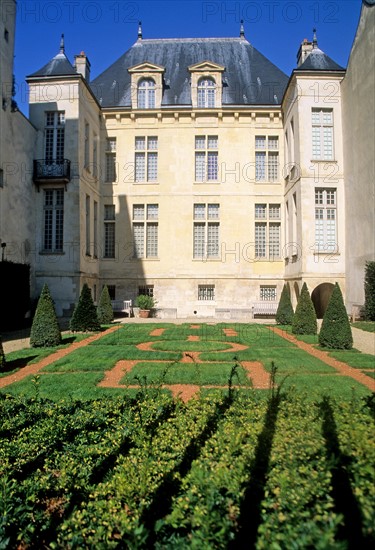 France, Paris 4e, le marais, rue elzevir, hotel de donon, hotel particulier, musee cogncq jay, facade sur jardin donnant sur la rue payenne, jardin a la francaise, ville de Paris,