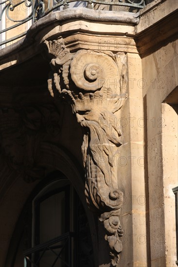 France, Paris 03, le marais, 4 rue de braque, hotel particulier, portail, console sculptee, figure d'homme, vieillard, immeuble, centre national du theatre,