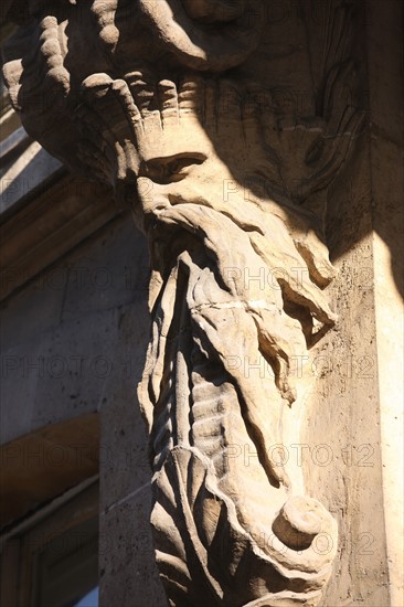 France, Paris 03, le marais, 4 rue de braque, hotel particulier, portail, console sculptee, figure d'homme, vieillard, immeuble, centre national du theatre,