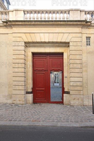 France, Paris 3e, le marais, 60 rue des archives, hotel guenegaud, hotel particulier, facade sur cour, paves, musee de la chasse, portail sur rue,