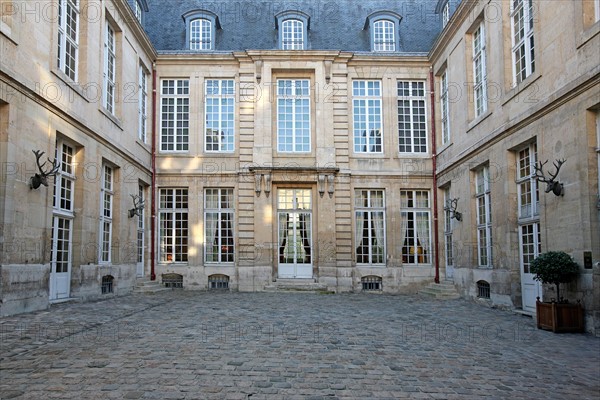 France, Paris 3e, le marais, 60 rue des archives, hotel guenegaud, hotel particulier, facade sur cour, paves, musee de la chasse, tete de cerf,