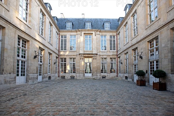 France, Paris 3e, le marais, 60 rue des archives, hotel guenegaud, hotel particulier, facade sur cour, paves, musee de la chasse, tete de cerf,