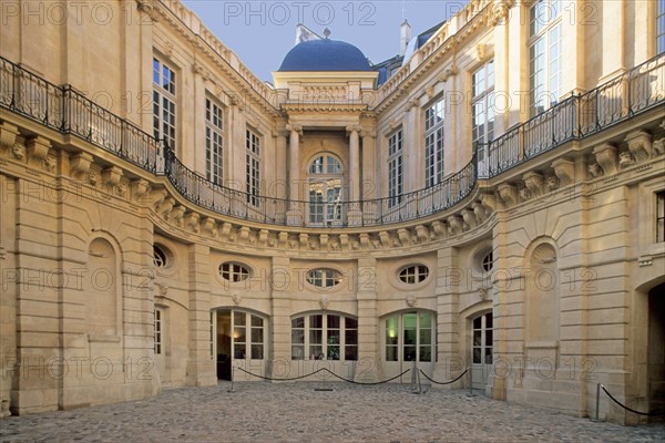 France, Paris 4e, le marais, rue Francois miron, hotel de beauvais, monument historique, hotel particulier, facade sur cour,