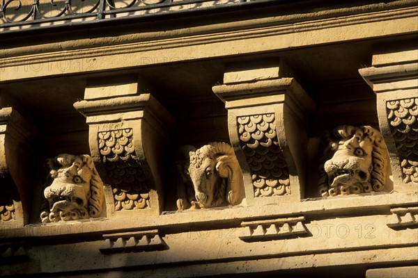 France, Paris 4e, le marais, rue Francois miron, hotel de beauvais, monument historique, hotel particulier, facade sur cour, decors sculptes, frise, animaux,