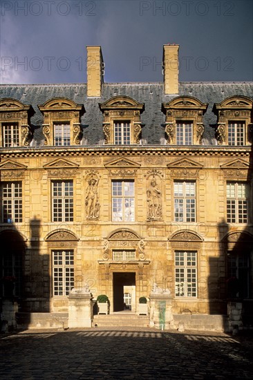 France, Paris 4e, le marais, 62 rue saint antoine, hotel de sully, siege des monuments nationaux, monum, monument historique, hotel particulier, facade sur cour, decors sculptes, ciel d'orage,