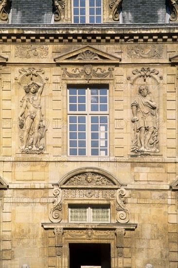 France, Paris 4e, le marais, 62 rue saint antoine, hotel de sully, siege des monuments nationaux, monum, monument historique, hotel particulier, facade sur cour, decors sculptes,