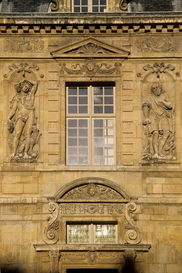 France, Paris 4e, le marais, 62 rue saint antoine, hotel de sully, siege des monuments nationaux, monum, monument historique, hotel particulier, facade sur cour, decors sculptes,