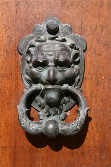 France, languedoc roussillon, gard, uzes, maison ancienne, ferronnerie, heurtoir de porte, lion,