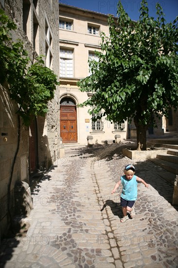 France, languedoc roussillon, gard, uzes, ruelle, vieille ville, habitat traditionnel, quartier medieval, enfant qui court, personnage ok,