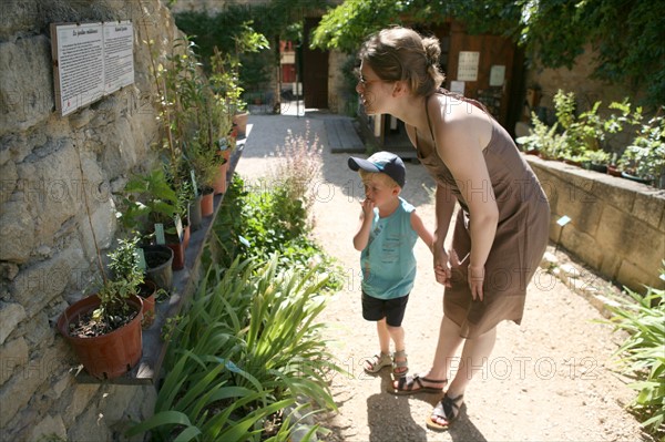 France, languedoc roussillon, gard, uzes, jardin medieval, jeune femme et enfant,