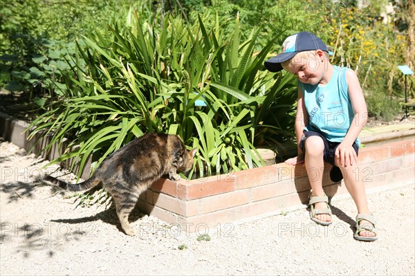 France, languedoc roussillon, gard, uzes, jardin medieval, chat et enfant,