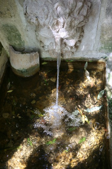 France, languedoc roussillon, gard, uzes, jardin medieval, fontaine, eau qui coule,