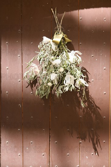 France, languedoc roussillon, gard, uzes, place aux herbes, detail porte avec bouquet accroche,