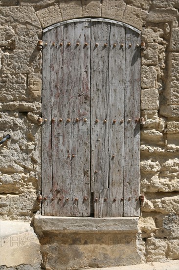 France, languedoc roussillon, gard, uzes, porte cloutee, volet, mur de pierre,