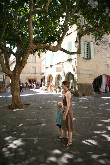 France, languedoc roussillon, gard, uzes, place aux herbes, jeune femme et enfant, personnages ok,