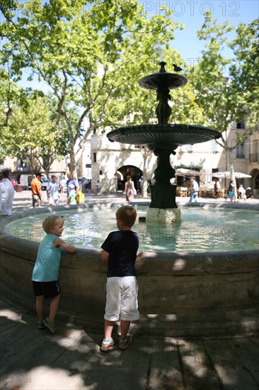 France, languedoc roussillon, gard, uzes, place aux herbes, fontaine, enfants,