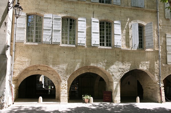 France, languedoc roussillon, gard, uzes, place aux herbes, maison, arcades,