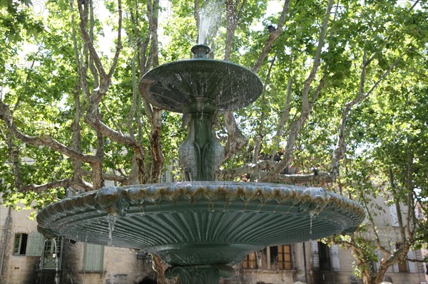 France, languedoc roussillon, gard, uzes, place aux herbes, fontaine,