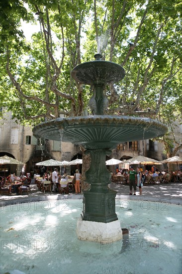 France, languedoc roussillon, gard, uzes, place aux herbes, fontaine,