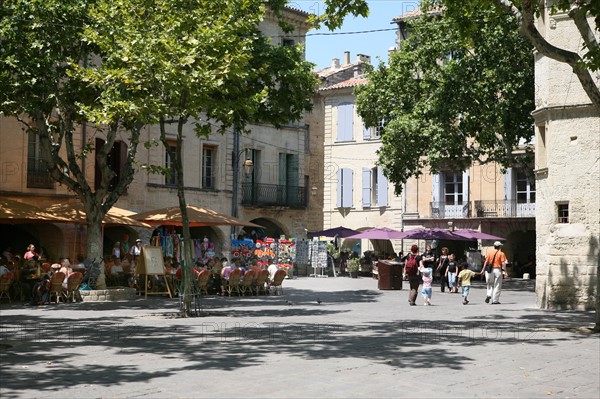 France, languedoc roussillon, gard, uzes, place aux herbes, maison, arcades, terrasses,