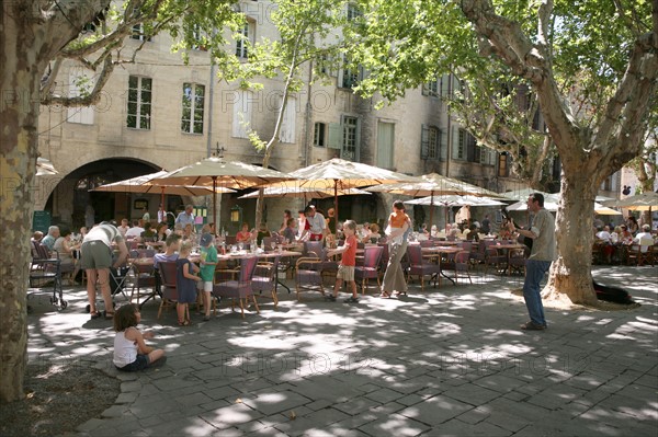 France, languedoc roussillon, gard, uzes, place aux herbes, maison, arcades, terrasses,