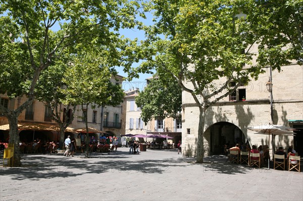 France, languedoc roussillon, gard, uzes, place aux herbes, maison, arcades, terrasses,