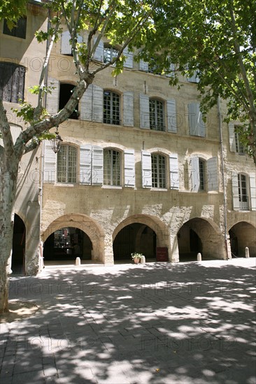 France, languedoc roussillon, gard, uzes, place aux herbes, maison, arcades,