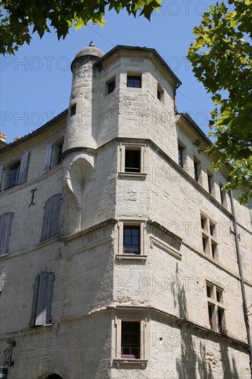 France, languedoc roussillon, gard, uzes, place aux herbes, maison, tour, tourelle, habitat traditionnel,