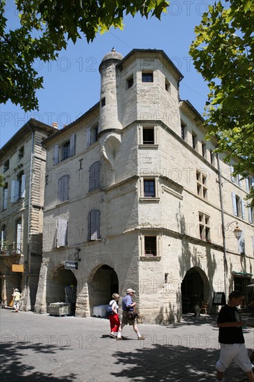 France, languedoc roussillon, gard, uzes, place aux herbes, maison, tour, tourelle, habitat traditionnel,