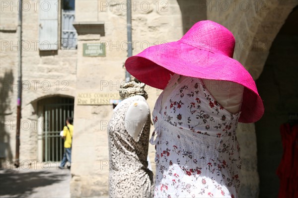 France, languedoc roussillon, gard, uzes, place aux herbes, commerce, chapeau, robes, habitat traditionnel,